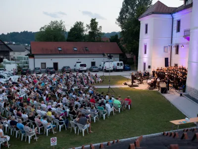 Simfonični orkester Cantabile med izvedbo Carmine Burane na loga&scaron;kem poletnem festivalu leta 2019 Foto: Valter Leban Q
