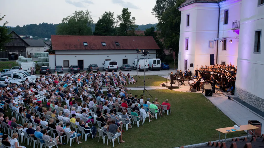 Simfonični orkester Cantabile med izvedbo Carmine Burane na loga&scaron;kem poletnem festivalu leta 2019 Foto: Valter Leban Q