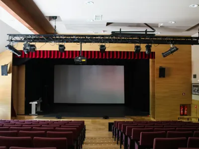 Sodobno tehnično opremljena dvorana, kar vključuje tudi filmski projektor in platno, je zaradi dvigala dostopna tudi osebam z gibalnimi oviranostmi, za uporabnike slu&scaron;nih aparatov pa je name&scaron;čena slu&scaron;na induktivna zanka.