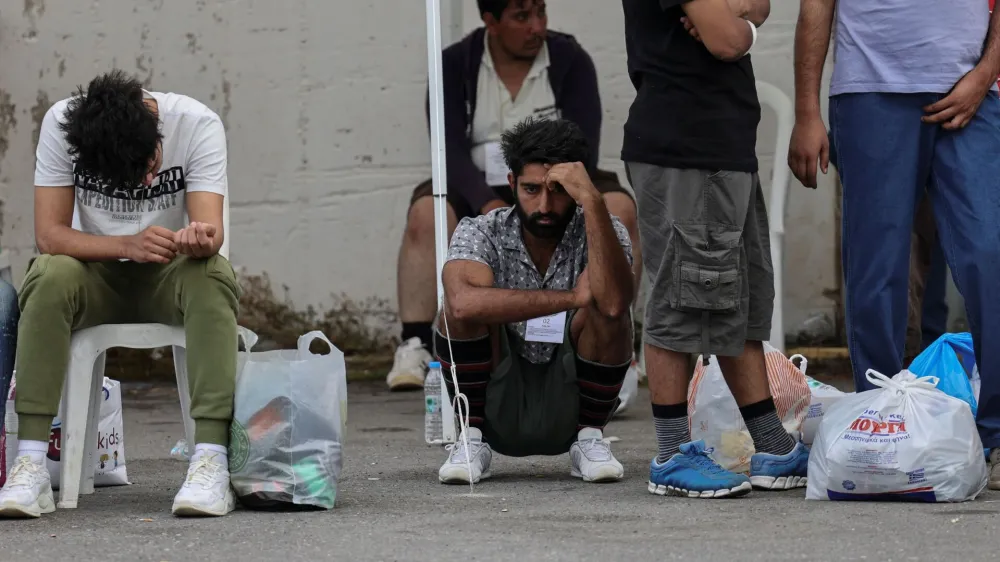 S potopljene ladje jim je uspelo re&scaron;iti le 104 potnike, med katerimi so bili samo mo&scaron;ki in fantje. Iz pristani&scaron;ča Kalamata so jih z avtobusi odpeljali do Aten. F Reuters