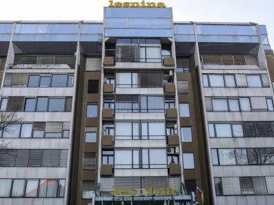 Domnevna ruska vohuna Ludwig Gisch in Maria Rose Munos Mayer oziroma Artem Viktorovich Dultsev in Anna Valerevna Dultseva sta delovala iz poslovne stavbe na Parmovi.&nbsp;