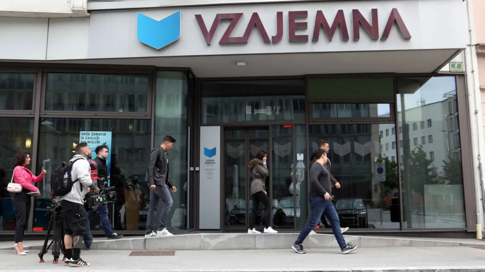 - Simbolična fotografija - Zavarovalnica Vzajemna Poslovalnica Ljubljana, Vo&scaron;njakova ulica 2 v Ljubljani - stavba - uprava<br><br>18.05.2023 &ndash; Vzajemna, zdravstvena zavarovalnica &ndash; uprava predstavila stali&scaron;če in nadaljnje korake v zvezi z uredbo o določitvi najvi&scaron;je cene premije dopolnilnega zdravstvenega zavarovanja in novelo zakona o zdravstvenem varstvu in zdravstvenem zavarovanju<br><br>//FOTO: Tomaž Skale<br>