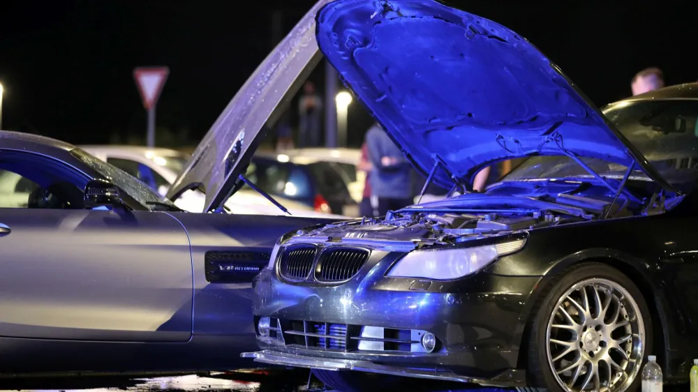 Na parkiri&scaron;ču nakupovalnega sredi&scaron;ča na jugu Zagreba je pozno sinoči voznik zapeljal v ljudi. Pri tem je bilo pet oseb ranjenih, življenje ene naj bi bilo ogroženo. <br>