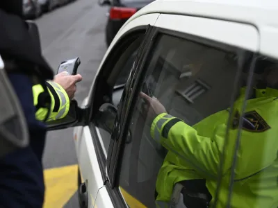 - preizkus alkoholiziranosti - alkotest, alkohol v prometu, policija - 06.12.2022 - policisti Postaje prometne policije Ljubljana vr&scaron;ili postopke preizkusov alkoholiziranosti voznikov v prometu na Kotnikovi ulici pred poslopjem Agencije za varnost prometa - //FOTO: Nik Erik Neubauer
