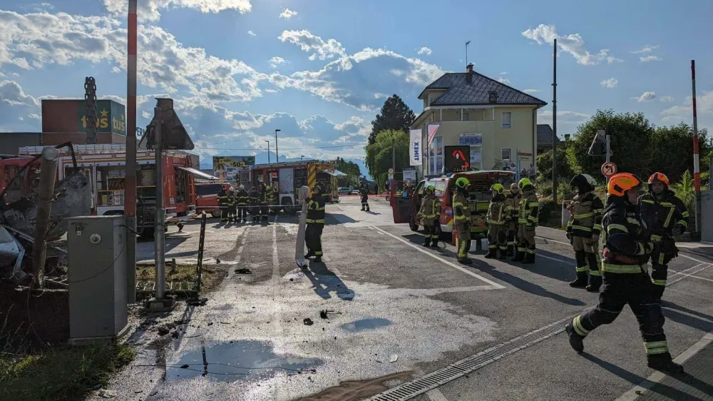 Na kraju nesreče je včeraj pomagalo več gasilskih dru&scaron;tev. 