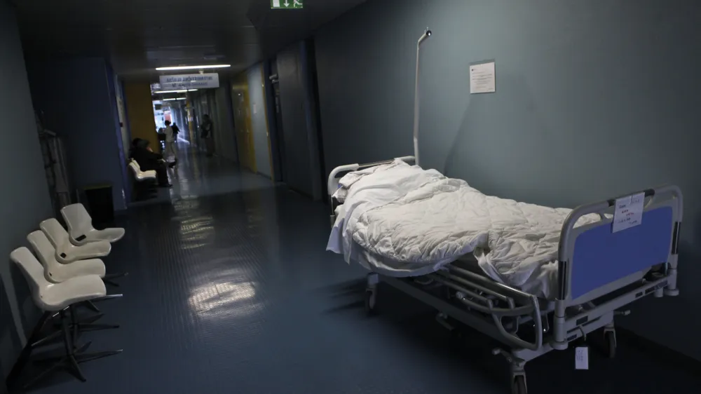 čakalnica - bolni&scaron;ka postelja<br><br><br> - Splo&scaron;na bolni&scaron;nica "Dr. Franca Derganca" - Nova Gorica - Ul. Padlih borcev 14, - &Scaron;empeter pri Gorici  //FOTO: Luka Cjuha