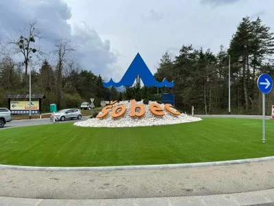 Takole pa je izgledal prvotni otok sredi kroži&scaron;ča za kamp &Scaron;obec F Kamp &Scaron;obec