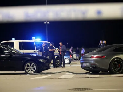 Na parkiri&scaron;ču nakupovalnega sredi&scaron;ča na jugu Zagreba je pozno sinoči voznik zapeljal v ljudi. Pri tem je bilo pet oseb ranjenih, življenje ene naj bi bilo ogroženo. <br><br>