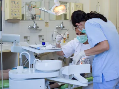 - 01.09.2016 - simbolična fotografija - Stomatolo&scaron;ka klinika UKC Ljubljana - Center za otro&scaron;ko in preventivno zobozdravstvo (COPZ) - specialistično otro&scaron;ko zobozdravstvo - dentalna medicina - zobna medicina - zobozdravstvo - stomatologija - zob -   ..//FOTO: Maja Marko