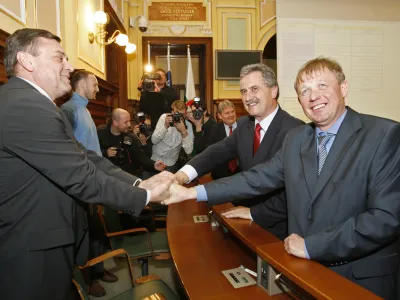 Petnajst let po tem, ko si je ljubljanski župan Zoran Janković segel v roke z novopečenima zasebnima partnerjema pri projektu Stožice, so si Jankovića ter nekdanja direktorja Grepa Zlatko Sraka (na sredini) in Uro&scaron; Ogrin (desno) lahko ponovno čestitali, saj jih je prvostopenjsko sodi&scaron;če oprostilo očitkov kaznivih dejanj, povezanih s Stožicami.