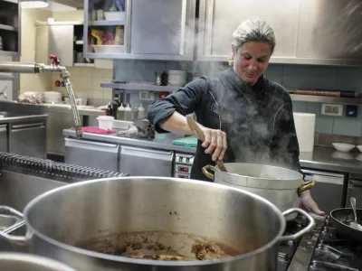 Ana Ro&scaron;, najbolj&scaron;a slovenska profesionalna kuharica - &scaron;efinja kuhinje v restavraciji Hi&scaron;a Franko v Kobaridu - - 24.07.2014 - KOBARID - ///FOTO: Luka Cjuha