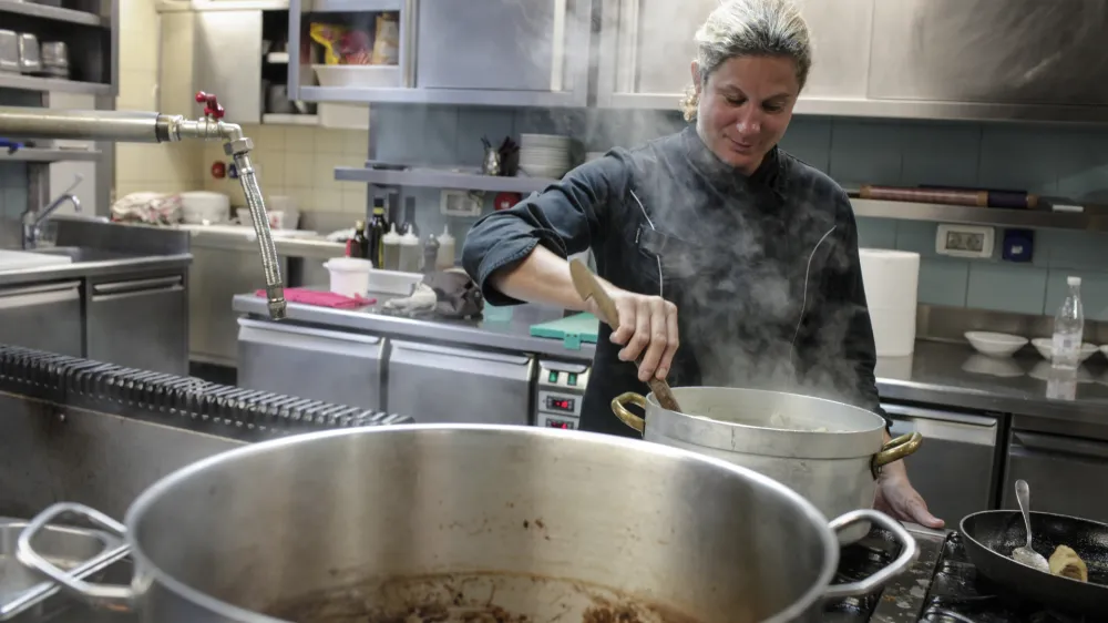 Ana Ro&scaron;, najbolj&scaron;a slovenska profesionalna kuharica - &scaron;efinja kuhinje v restavraciji Hi&scaron;a Franko v Kobaridu - - 24.07.2014 - KOBARID - ///FOTO: Luka Cjuha