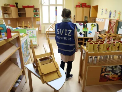 Na ljubljanski občini &scaron;e vedno upajo, da bo država poravnala del dodatnih stro&scaron;kov, ki so nastali na račun povi&scaron;anja plač pomočnicam vzgojiteljic v vrtcih. V nasprotnem primeru bo občina povi&scaron;ala cene vrtcev.