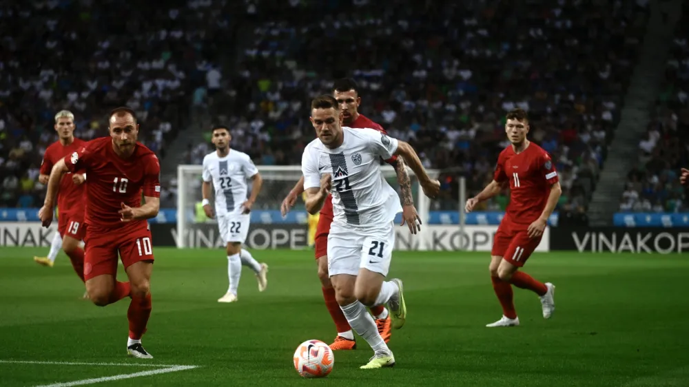 Kapetan Olimpije Timi Max El&scaron;nik (v beli majici) upa, da je z dobro predstavo proti Danski vzbudil zanimanje tujih klubov, saj si želi oditi v tujino. Želi si prestopa čim prej, da bi z novim klubom opravil tudi vse priprave.