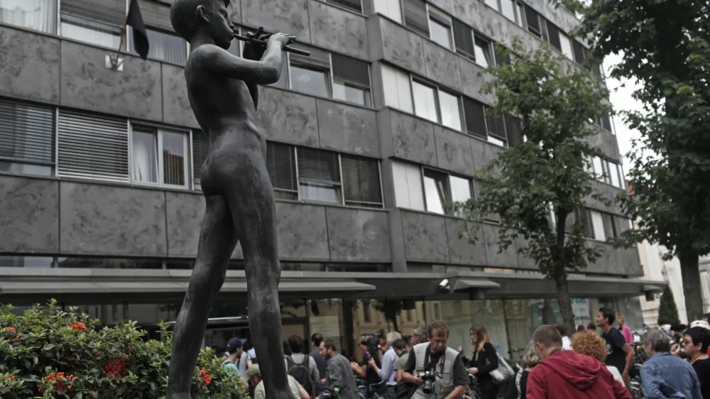 - kip Deček s pi&scaron;čalko - protest novinarjev DNS pred RTV, ki z razmerami in odločitvami vodstva na javni televiziji niso zadovoljni - - 03.09.2015 - Radiotelevizija Slovenija (RTV) - vodstvo je na novinarski konferenci predstavilo trenutne razmere na Televiziji Slovenija, potem ko je dru&scaron;tvo novinarjev (DNS) opozorilo na &scaron;tevilne domnevno sporne kadrovske in programske spremembe. ///FOTO: Luka Cjuha