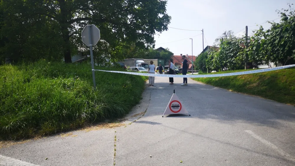 Kaj se je dogajalo v hi&scaron;i, ko je pred njo v avtu umiral deček, na policiji &scaron;e niso želeli pojasniti, če&scaron; da preiskava &scaron;e poteka. F Mojca Marot