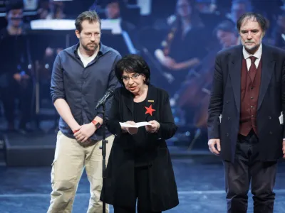 Odhajajoče vodstvo RTV Slovenija je ob grožnjah in &scaron;ikaniranju stotin zaposlenih včeraj odpustilo urednico uredni&scaron;tva oddaj o kulturi Zemiro Alajbegović Pečovnik. Tarča je postala zaradi prenosa nastopa pesnice Svetlane Makarovič na februarski državni proslavi (na fotografiji). Foto: STA&nbsp;