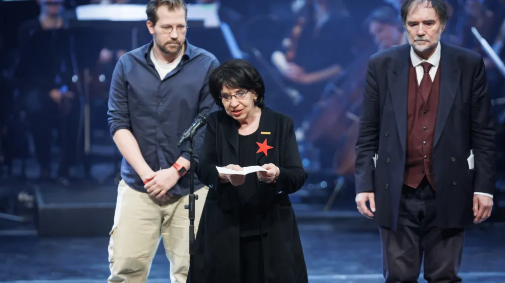 Odhajajoče vodstvo RTV Slovenija je ob grožnjah in &scaron;ikaniranju stotin zaposlenih včeraj odpustilo urednico uredni&scaron;tva oddaj o kulturi Zemiro Alajbegović Pečovnik. Tarča je postala zaradi prenosa nastopa pesnice Svetlane Makarovič na februarski državni proslavi (na fotografiji). Foto: STA&nbsp;