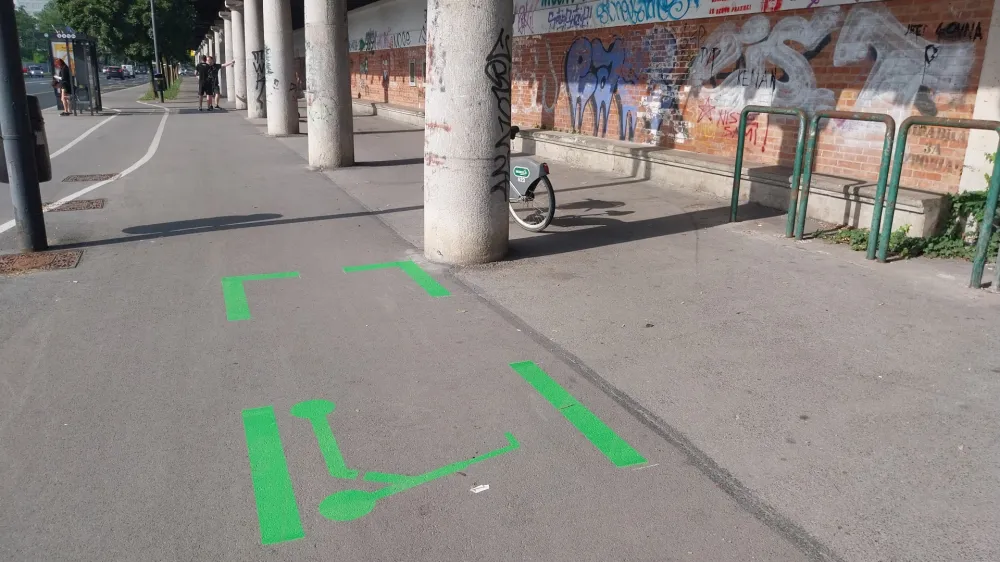 parkiri&scaron;ča električne skiroje - Plečnikov stadion