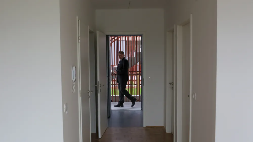 ljubljanski župan Zoran Janković;- 19.05.2016 - nova stanovanjska soseska Dolgi most, Ob progi 3 v Ljubljani - neprofitna stanovanja Javnega stanovanjskega sklada Mestne občine Ljubljana (MOL) - nepremičnine//FOTO: Bojan Velikonja