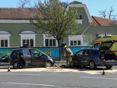 Zavarovalničarji podražitve avtomobilskih zavarovanj utemeljujejo tudi s tem, da se povečuje &scaron;tevilo delov, ki so v posameznih zavarovalnih primerih po&scaron;kodovani ali uničeni, ti deli pa so dražji, kot so bili. Tudi vozila so vse dražja, opremljena z dražjimi in težje popravljivimi materiali. Fotografija je simbolična. Foto: Luka Cjuha&nbsp;