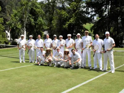 Prizor kot iz starih časov: dame, oblečene v dolgo belo krilo in bluzo, mo&scaron;ki v dolgih belih hlačah in srajci z metuljčkom. F Miha Pustavrh