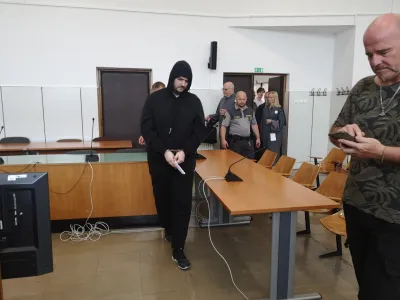 Sebastian Abramov je spet pri&scaron;el v sodno dvorano s kapuco čez glavo, ko si jo je snel, pa smo lahko videli, da je bil v tem času tudi pri frizerju. 