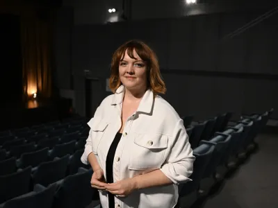 Sabina Spanjol, koordinatorica in organizatorka&nbsp;kulturnega&nbsp;programa v Javnem zavodu Sotočje Medvode, ki upravlja&nbsp;Kulturni dom Medvode. <br><br>- 23.06.2023 - Kulturni dom Medvode - Javni zavod Sotočje Medvode, Ostrovrharjeva ulica 4 <br><br><br>//FOTO: Nik Erik Neubauer