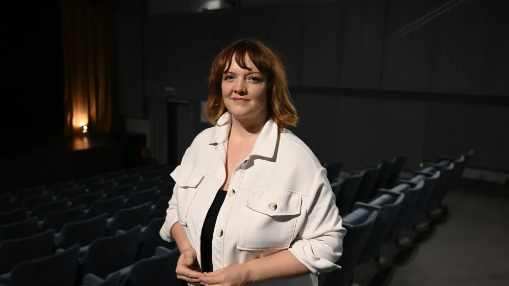 Sabina Spanjol, koordinatorica in organizatorka&nbsp;kulturnega&nbsp;programa v Javnem zavodu Sotočje Medvode, ki upravlja&nbsp;Kulturni dom Medvode. <br><br>- 23.06.2023 - Kulturni dom Medvode - Javni zavod Sotočje Medvode, Ostrovrharjeva ulica 4 <br><br><br>//FOTO: Nik Erik Neubauer