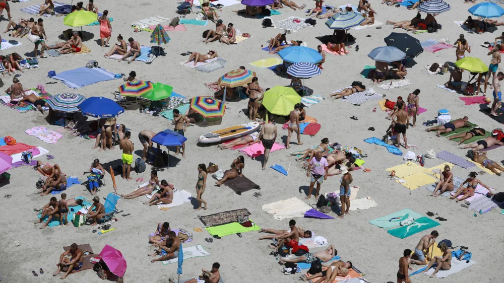FILED - 18 August 2022, Spain, Llucmajor: People crowd at Cala Pi beach amid high temperatures. Photo: Clara Margais/dpa