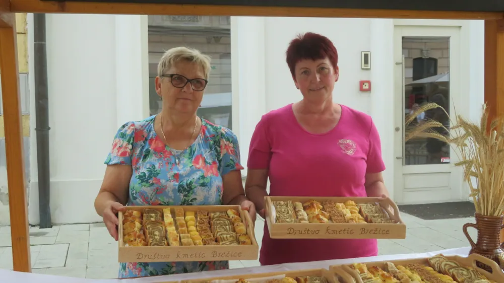 Če kruh zamesi&scaron; z dobro voljo, ve&scaron;, da bo uspel, pravi Jožica Kro&scaron;elj (desno) iz Dru&scaron;tva kmetic Brežice, ob njej Ida Urbanč.