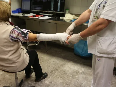 - Mavčarna - zaradi &scaron;tevilnih padcev, zvinov in zlomov aktivirali zeleni alarm za množične nesreče<br><br><br><br> - 13.01.2017 - Urgenca - Urgentni kirur&scaron;ki blok UKC - Univerzitetni klinični center v Ljubljani - povečano &scaron;tevilo po&scaron;kodb zaradi vremenskih razmer -   //FOTO: Luka Cjuha.