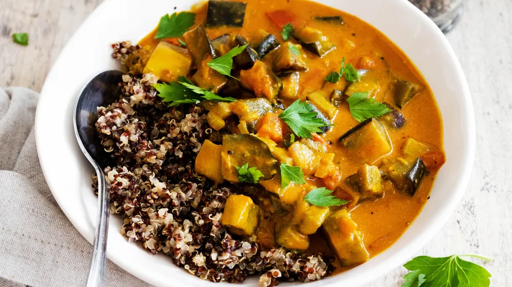 Curry z jajčevci in paradižniki na kvinoji