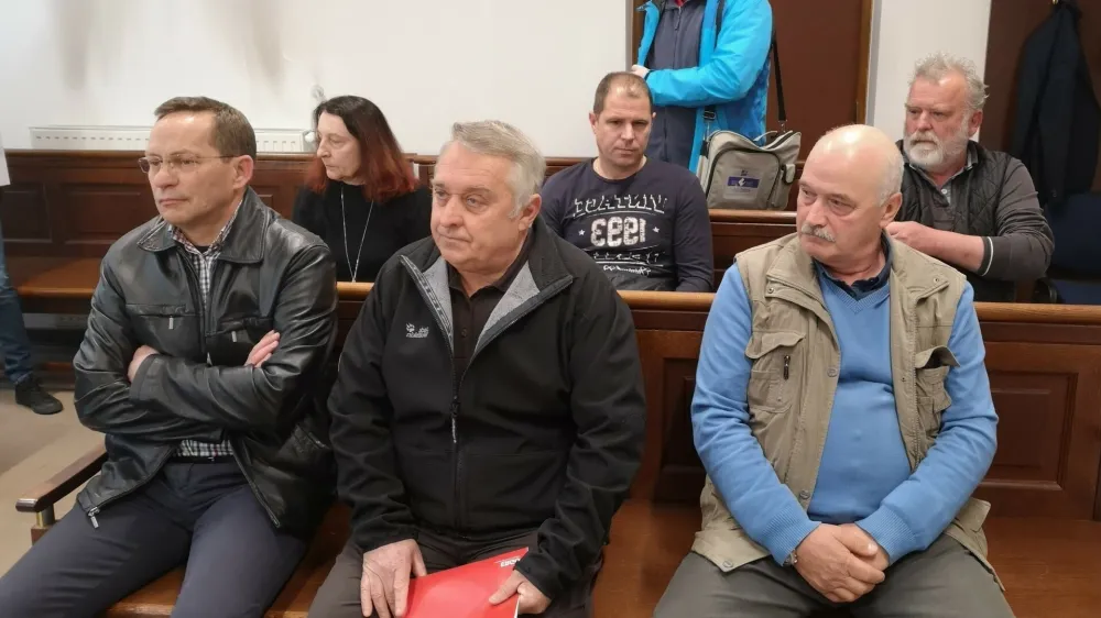 Pred &scaron;tirimi leti in pol je na zatožno klop celjskega sodi&scaron;ča takole sedla &scaron;esterica obdolženih, na koncu sta bila na pogojno zaporno kazen obsojena dva.