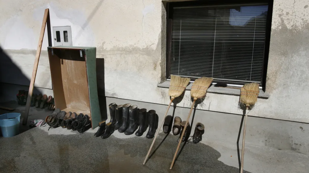 Železniki - <br>- NEURJE - POPLAVE - 18/09/2007 - opusto&scaron;ilo dele zahodne in vzhodne Slovenije - &scaron;est mrtvih -  naravna katastrofa je terjala &scaron;est življenj. V ujmi so umrli trije prebivalci Železnikov, v Cerkljah na Gorenjskem je med odpravljanjem posledic neurja umrl prostovoljni gasilec, v Podgorju pri Letu&scaron;u pa sta dve osebi umrli v hi&scaron;i, ki jo je zasul plaz. poplave - plazovi - obilne padavine - močno deževje - Foto Luka CjuhaOPOMBA ZA OBJAVO V DNEVNIKU