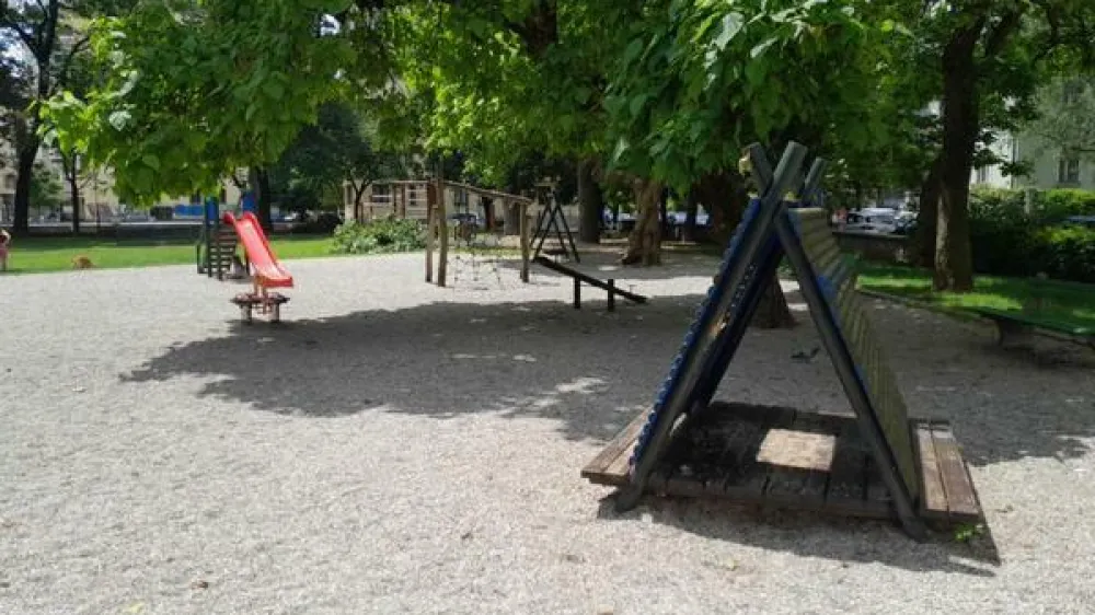 Otro&scaron;ko igri&scaron;če v Parku slovenske reformacije pred prenovo.