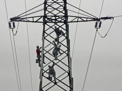 - elektrika - električni daljnovod - električna napetost - visokonapetostni vod - sevanje - elektrifikacija - delavci - delo na vi&scaron;ini - vzdrževalna dela - vzdrževanje daljnovoda -  //FOTO: Tomaž Skale