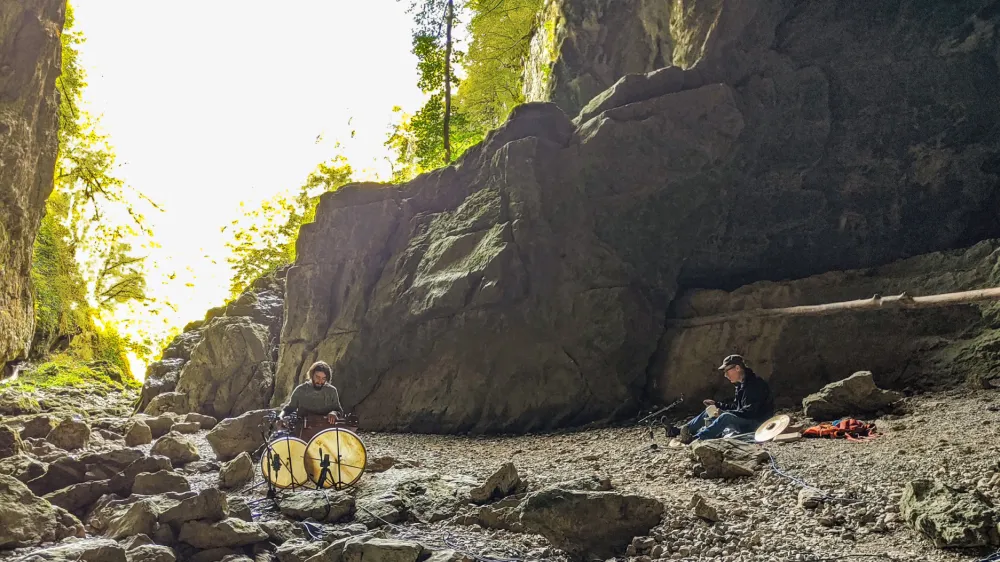 Živi mostovi je glasbeni projekt dveh zvočnih raziskovalcev &ndash; slovenskega Sama Kutina in francoskega Pascala Battusa.&nbsp;