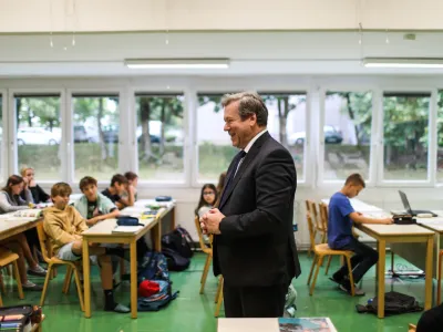 - minister za izobraževanje, znanost in &scaron;port Igor Papič- 01.09.2022 - Prvi &scaron;olski dan v novem &scaron;olskem letu 2022/23 &ndash; novo &scaron;olsko leto za 194.562 osnovno&scaron;olcev med njimi 20.797 prvo&scaron;olcev in okrog 79.000 dijakov &ndash; prvo&scaron;olci - osnovno&scaron;olci - &scaron;olstvoOPOMBA: ZA OBJAVO V OBJEKTIVU! //FOTO: Bojan Velikonja