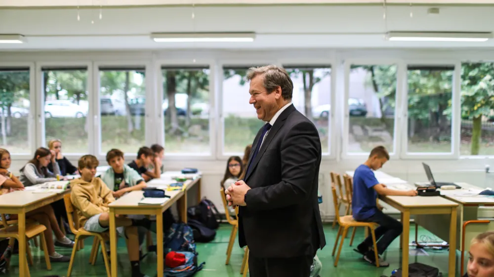 - minister za izobraževanje, znanost in &scaron;port Igor Papič- 01.09.2022 - Prvi &scaron;olski dan v novem &scaron;olskem letu 2022/23 &ndash; novo &scaron;olsko leto za 194.562 osnovno&scaron;olcev med njimi 20.797 prvo&scaron;olcev in okrog 79.000 dijakov &ndash; prvo&scaron;olci - osnovno&scaron;olci - &scaron;olstvoOPOMBA: ZA OBJAVO V OBJEKTIVU! //FOTO: Bojan Velikonja