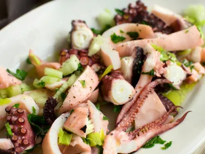 Hobotnica v solati je v resnici &scaron;e bolj&scaron;a, kot je videti na tej fotografiji.&nbsp;