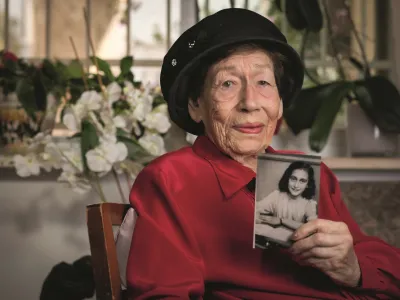 Hannah Rick-Goslar drži fotografijo Ane Frank, prijateljice iz otro&scaron;tva, leta 2022.