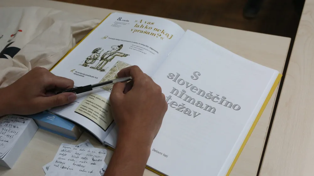 - simbolična fotografija - slovenski jezik - sloven&scaron;čina<br><br><br>- 03.07.2019 &ndash; Filozofska fakulteta v Ljubljani - 38. Poletna &scaron;ola slovenskega jezika 2019 - delovni zvezek - simbolična fotografija - sloven&scaron;čina //FOTO: Luka Cjuha.