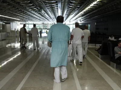 - Univerzitetni klinični center v Ljubljani (UKC) - simbolična fotografija -pacienti - zdravstveni delavci <br><br><br>- - 28.05.2015 - celodnevna stavka in protest zdravnikov - s celodnevno stavko so zdravniki in zobozdravniki zahtevali vi&scaron;je plače in spremembo normativov, vseeno pa so oskrbeli vse nujne primere, otroke in starej&scaron;e od 65 let, nosečnice, porodnice in tudi bolnike z rakom - protest - zdravstvo   //FOTO: ///FOTO: Luka Cjuha.