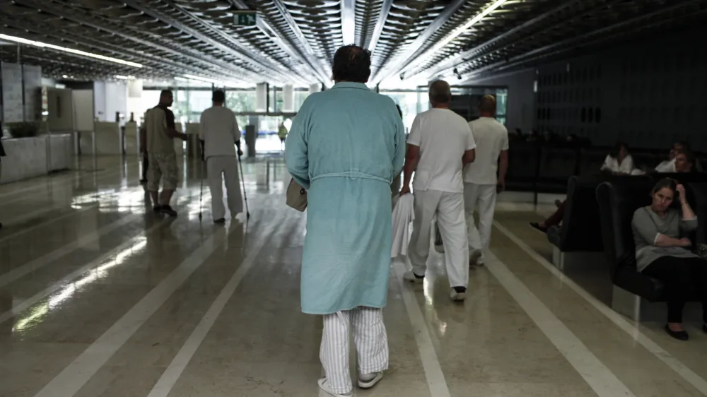 - Univerzitetni klinični center v Ljubljani (UKC) - simbolična fotografija -pacienti - zdravstveni delavci <br><br><br>- - 28.05.2015 - celodnevna stavka in protest zdravnikov - s celodnevno stavko so zdravniki in zobozdravniki zahtevali vi&scaron;je plače in spremembo normativov, vseeno pa so oskrbeli vse nujne primere, otroke in starej&scaron;e od 65 let, nosečnice, porodnice in tudi bolnike z rakom - protest - zdravstvo   //FOTO: ///FOTO: Luka Cjuha.