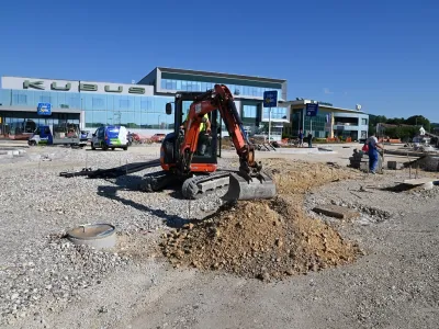 V Kr&scaron;kem sredi julija zaključujejo z obnovo odseka Ceste kr&scaron;kih žrtev med kroži&scaron;čem pri Lesnini in hotelom Kunst. Takoj nato se začne obnova odseka od kroži&scaron;ča pri Lidlu do nakupovalnega sredi&scaron;ča.