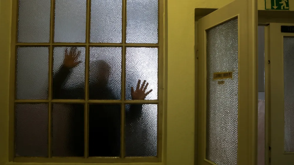 simbolična fotografija - senca- depresija - du&scaron;evno zdravje - samota - osamljenost - izhod - - 24.02.2020 &ndash; //FOTO: Luka Cjuha.