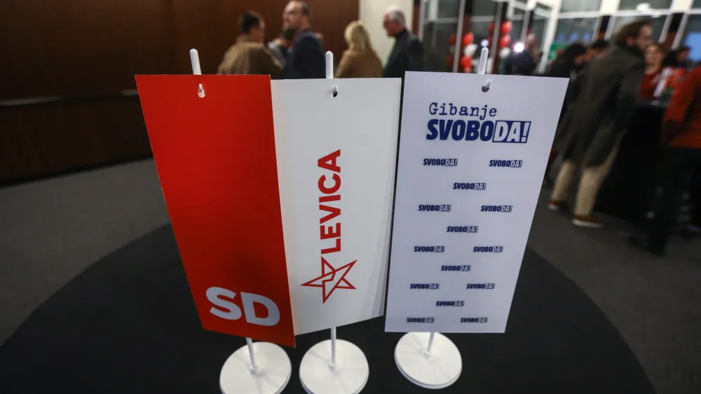 - simbolična fotografija - namizne zastavice - koalicija Gibanje svoboda, Levica, Socialni demokrati -<br><br><br>- 27.11.2022 &ndash; Referendumi 2022 &ndash; glasovanje o treh zakonodajnih referendumih, in sicer o&nbsp;noveli Zakona o vladi, noveli Zakona o dolgotrajni oskrbi in noveli Zakona o Radioteleviziji Slovenija&nbsp;<br><br>&nbsp;<br><br>//FOTO: Luka Cjuha