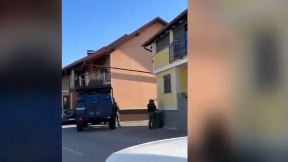 V torek popoldne so tako vstopili v hi&scaron;o v Grosupljem. Najprej so omejili gibanje &scaron;estim ljudem, nato pa locirali osumljenca, ki se je zabarikadiral v sobo. Ko so specialci vdrli vanjo, je v njih usmeril orožje.&nbsp;