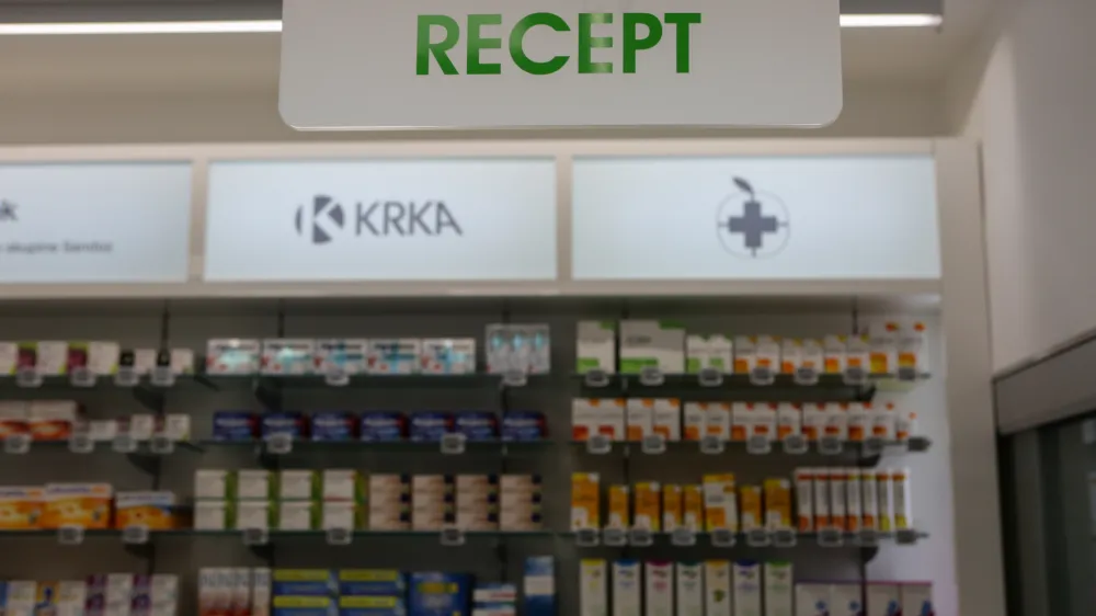 - simbolična fotografija - farmacija - zdravila na recept - zdravstvo<br><br><br>- 29.09.2016 - - Lekarna Savska, Savska cesta 3 v Ljubljani - nova enote Lekarne Ljubljana Zdravila   /FOTO: Luka Cjuha.